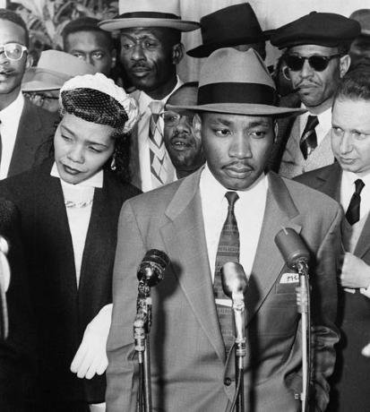 Martin Luther King tiszteletes, ifj. és felesége, coretta scott king l, a montgomery megyei bíróság épületének lépcsőjén beszél az újságírókkal. tárgyalási királyának megnyitója az első a kilencven afro-amerikai közül, akiket a montgomeryi városi vonalak buszainak bojkottálásával vádolnak, inc