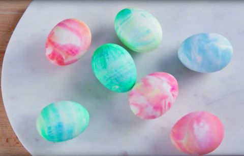 Hogyan készítsünk márványos húsvéti tojásokat hűvös ostorral