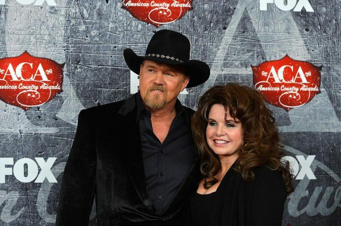 las vegas, nv december 10. énekes Trace Adkins l és felesége, Rhonda Adkins megérkezik a 2012-es amerikai országba díjak a Mandalay Bay Rendezvényközpontban 2012. december 10-én Las Vegasban, Nevadában fotó: frazer harrisongetty képeket