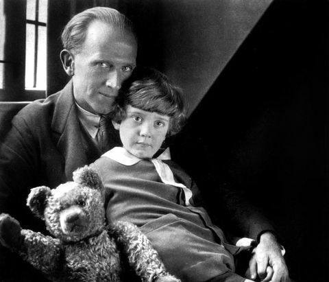 A. A. Milne és fia, Christopher Robin és mackója 1926-ban