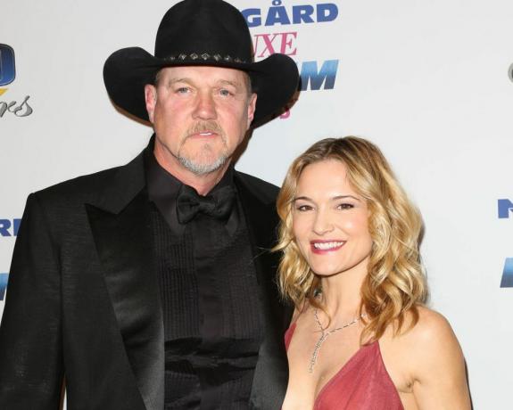 Pacific Palisades, február 26., trace Adkins l country énekesnő és victoria pratt r színésznő részt vesz a 27. éves 100 csillag éjszakáján fekete nyakkendős vacsora megtekintő gála az aurora villában 2017. február 26-án, Pacific Palisades, Kalifornia fotó: paul archuletafilmmágia