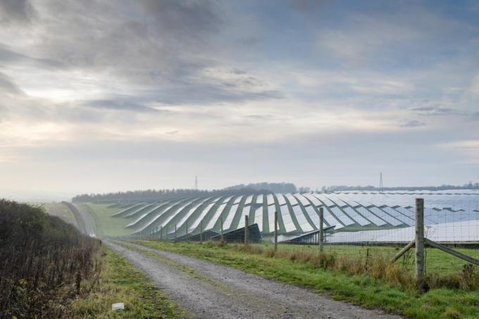 napenergia-telep az angol vidék szívében, elkerítve, mellette keskeny földes pálya fut a termőföldre