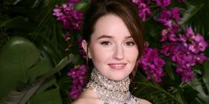 Kaitlyn Dever részt vesz a Paradicsomba belépő univerzális képek premierjén, kötőfékben és hozzáillő szoknyában