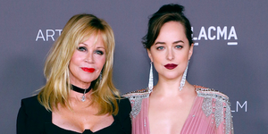 dakota johnson felszólítja anyát, hogy beleegyezése nélkül ossza meg fotóit