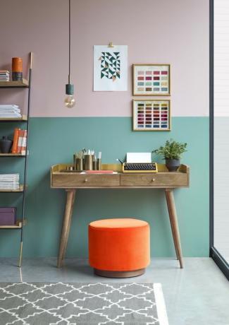 vibráló dolgozószoba íróasztallal és narancssárga székkel