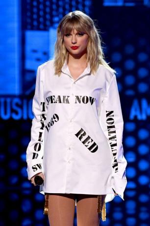 los angeles, kalifornia november 24-én Taylor Swift fellép a színpadon a 2019-es American Music Awards díjátadón. microsoft színház 2019. november 24-én Los Angelesben, Kaliforniában, fotó: Kevin wintergetty images for dcp