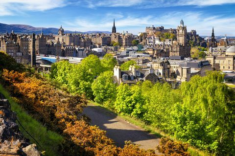 Kilátás nyílik a történelmi Edinburgh-re a Calton Hill, Skócia, Egyesült Királyság