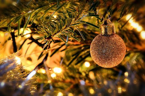 Közeli kép: karácsonyfa arany csecsebecse