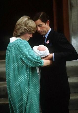 Diana hercegnő és Charles hercegnő újszülött fiával a Szent Mária-kórház lépcsőin, 1982