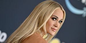 Carrie underwood válla fölött néz