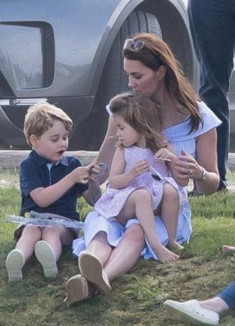 George Prince és Charlotte hercegnő játszik Kate Middletonnal