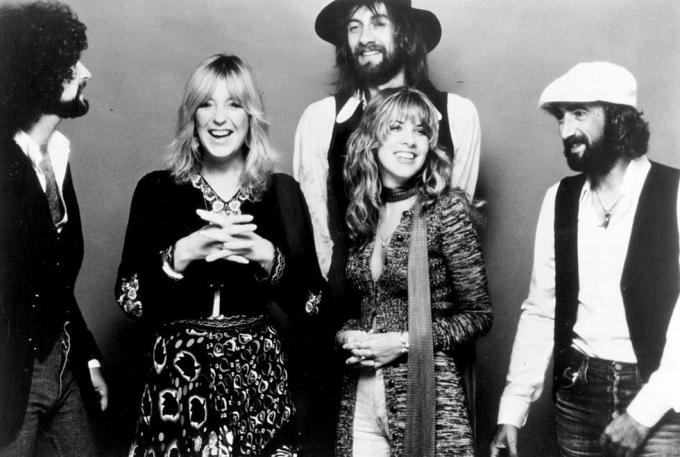 1977 körül lindsey buckingham, christine mcvie, mick fleetwood, stevie nicks és john mcvie. a rockegyüttes fleetwood mac pózol egy portréhoz 1977 körül fotó: michael ochs archivesgetty képeket