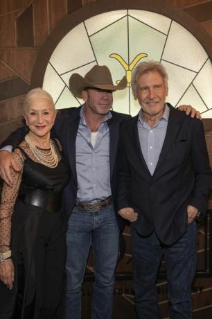 las vegas, nevada december 03. Helen Mirren, Taylor Sheridan és Harrison Ford részt vesz az 1923-as las vegas-ban premier a wynn las vegasi ráadás színházban 2022. december 3-án, las vegas, nevada fotó: shy mcgrathwireimage