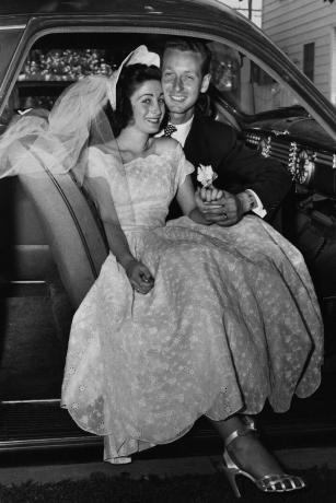 egy ifjú házaspár autóval érkezik haza, hogy új életet kezdjen, 1960 körül fotó: George Marksretrofilegetty images