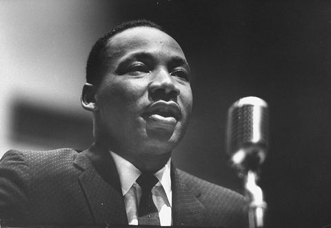 polgári jogok ldr Martin Luther King jr. Mike-nak beszél, miután kiengedték a börtönből, mert vezető bojkottot készített fotó: Donald uhrbrockgetty images