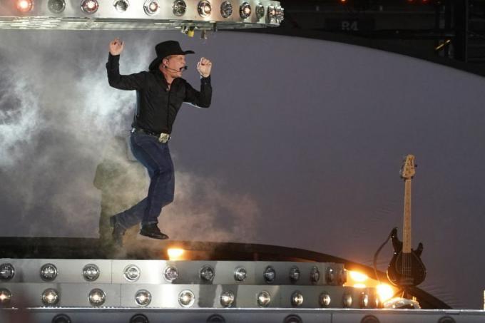 country zenei sztár, Garth Brooks egy koncertsorozat első estéjén a croke parkban, dublin, dublin, 2022. szeptember 9., péntek fotó: Brian Lawlesspa images via getty images